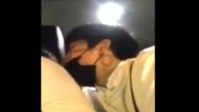 沙滩游玩的女孩们